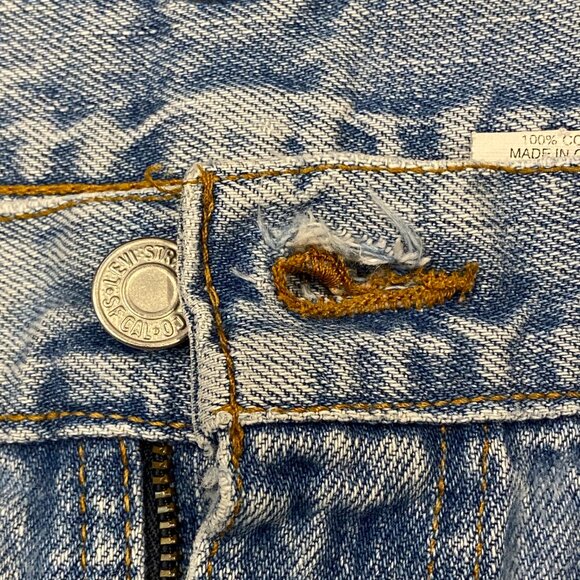 Vintage 90s Levi's 550 Relaxed Tapered fit light wash jeans - Picture 5 of 5